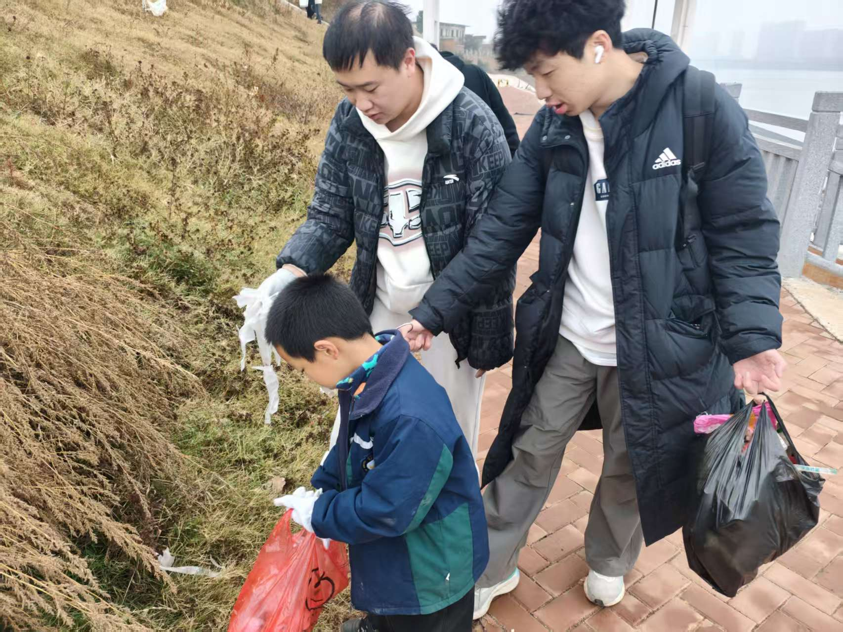 公司手牵手社团开展“保护母亲河”公益活动